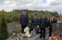 Czworo mężczyzn na cmentarzu sprzątający groby 
